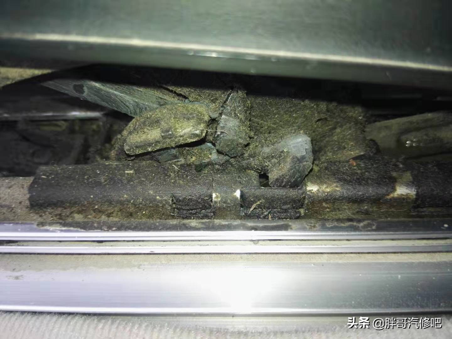 花钱买了天窗功能，一定要记得定期保养，天窗漏水保养维修
