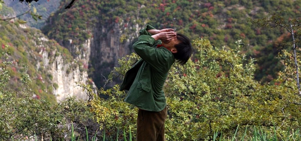 一颗山楂引发的山村血案，牵扯出一个哑巴女人身后隐藏的罪与爱
