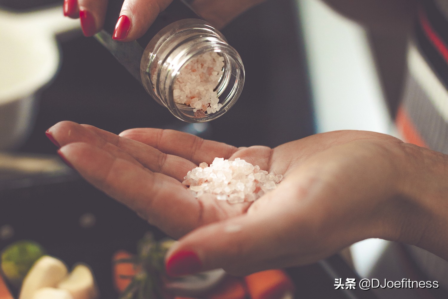 你有没有发现，你的脚踝奇怪地肿起来！告诉你8个原因