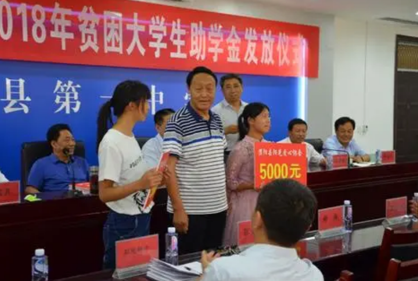 上大学后才知道，那些拿补助的“贫困生”，可能并不是真“贫穷”