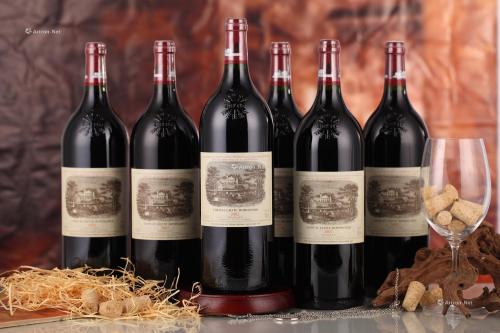 拉菲与拉斐尔红酒有什么分别(拉菲和普通红酒区别)