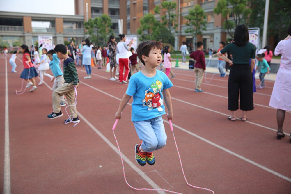 儿童打乒乓球会影响长高吗(孩子过早接触4类运动，可能会“毁身高”，选对运动才能助力长高)