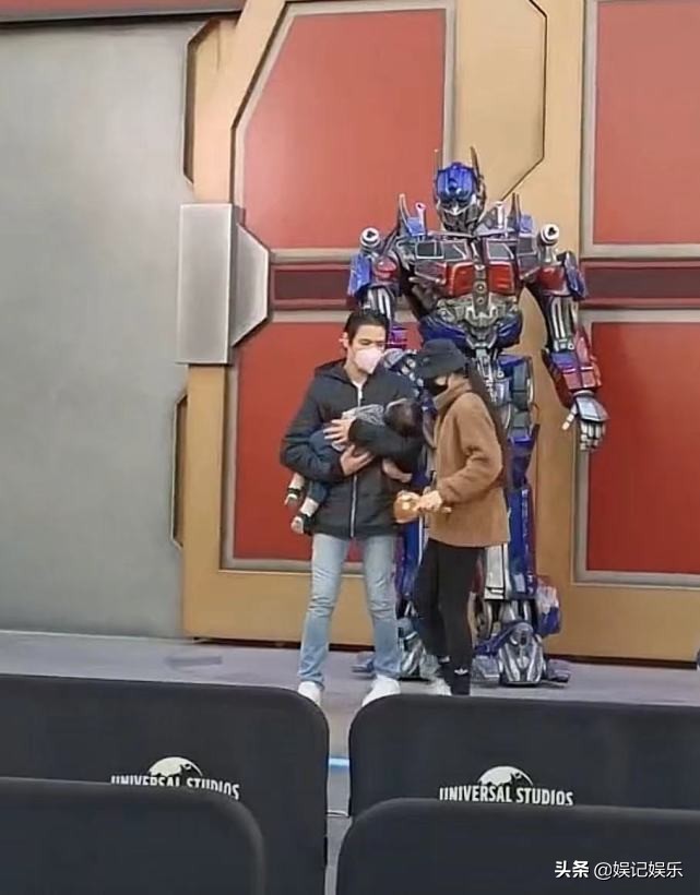 向佐一家逛环球影城，cora在爸爸怀里熟睡，郭碧婷身形变圆润