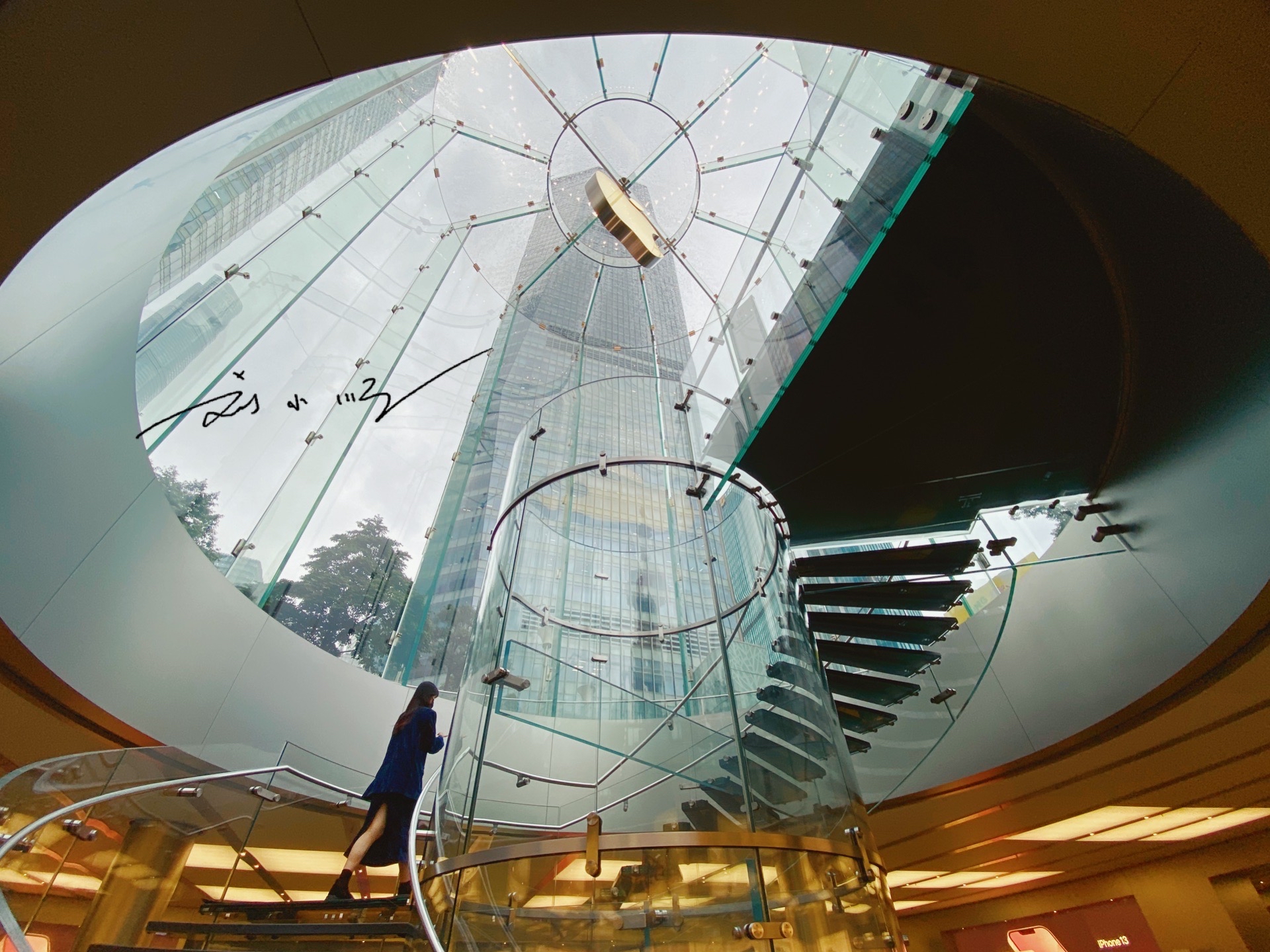 这家苹果专卖店出入口的旋转楼梯也特别漂亮,是网红打卡点,据说刚开业