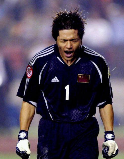 邵佳一,闫嵩,李霄鹏,周海滨,郑斌后卫:徐云龙,李玮峰,郑智,季铭义