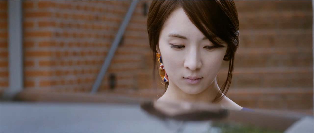 全然不似之前温柔贤淑的模样但他不知道的是,他的车刚刚远去,小薇就