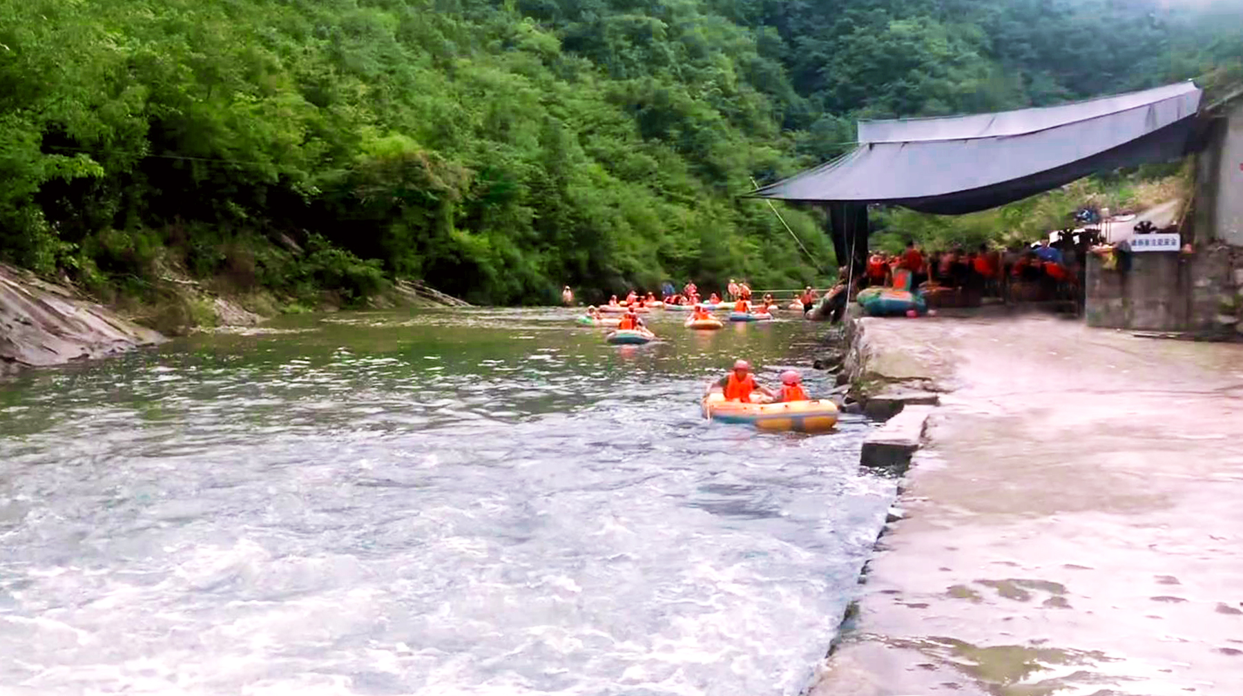 盛夏避暑游,打卡武汉周边峡谷漂流,探险17米大落差清凉山泉