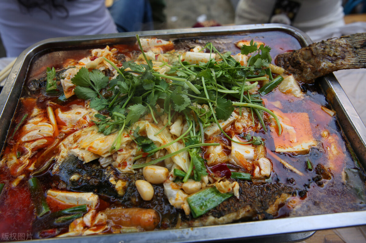 万州师傅开烤鱼店，喝啤酒送烤鱼，反而年赚100万，套路交给你