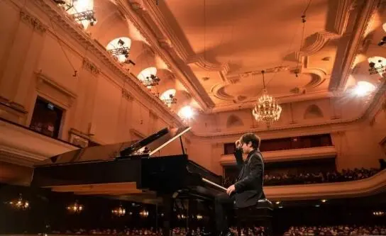 肖赛决赛圈唯一中国选手饶灏，师出星海，父母卖水果供他学琴