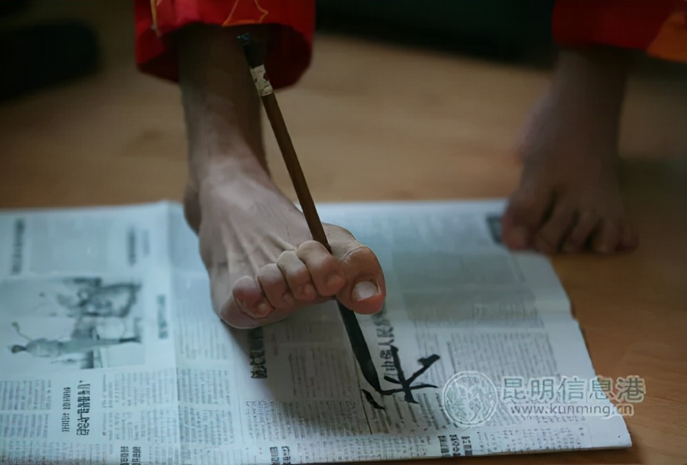 10年前，那个用脚高考轰动全国的文科状元，如今怎样了？