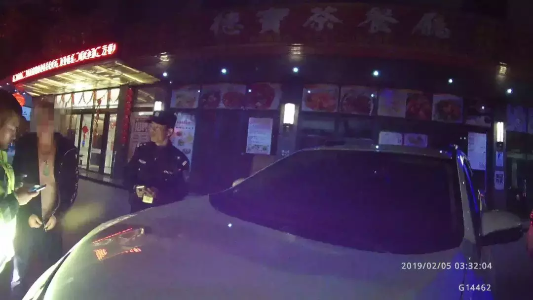 除夕夜丰田4S店冲突：年轻小伙聚会后遭殴打引关注