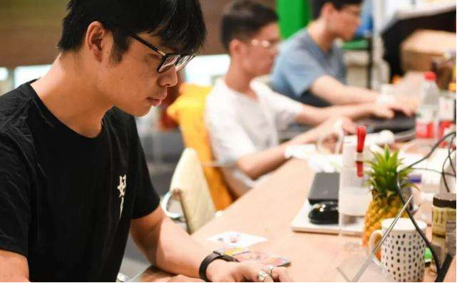 大学生月薪过万很普遍？看完社招、校招后，才懂理想与现实的差距