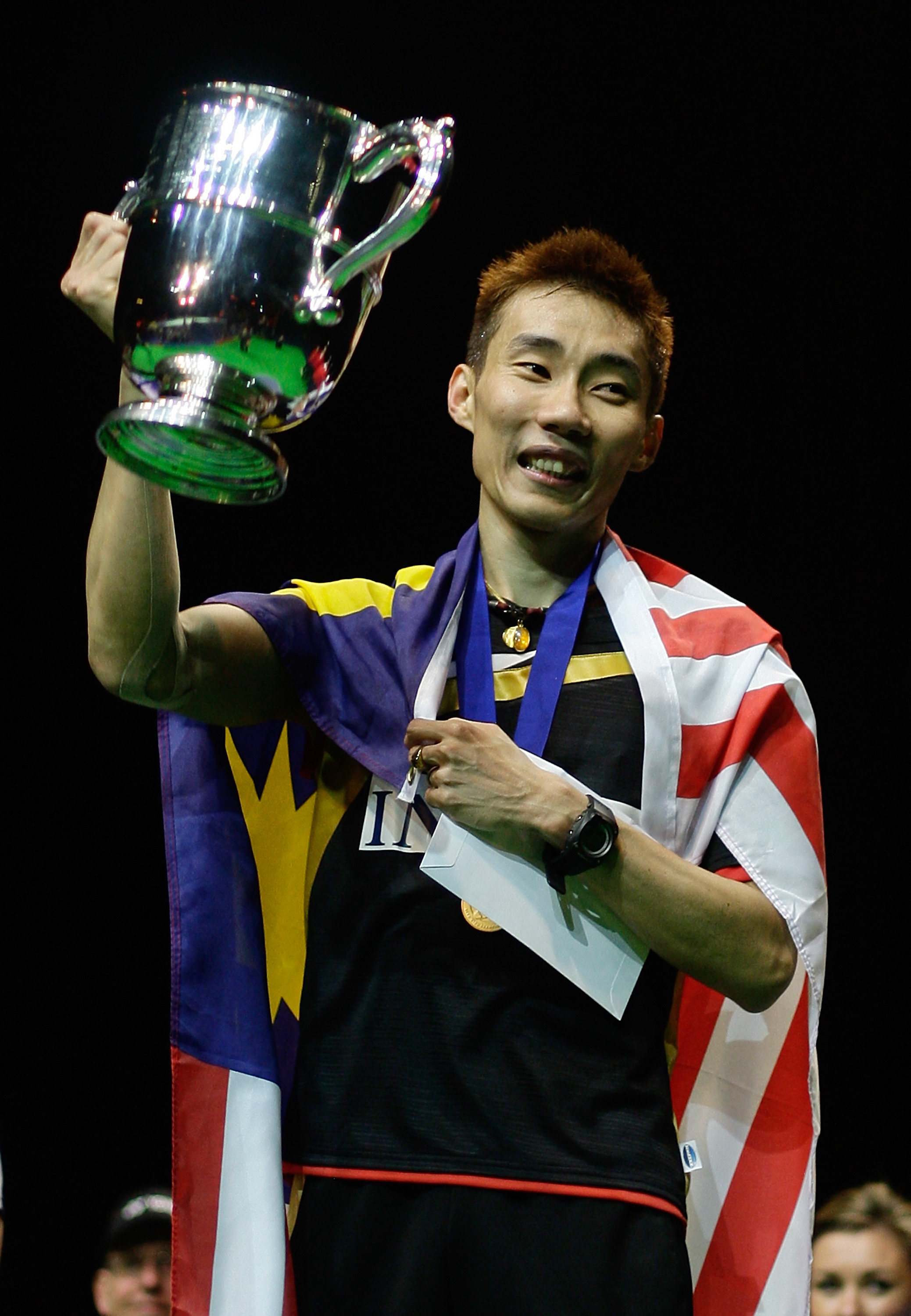 李宗伟几岁学羽毛球的(3夺奥运银牌,36岁患癌,37岁退役,李宗伟如今