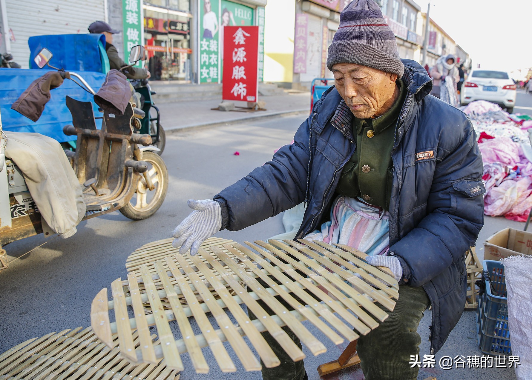 农村大集，6旬农民大爷老手艺做的稀罕物卖25元，深的人们喜爱