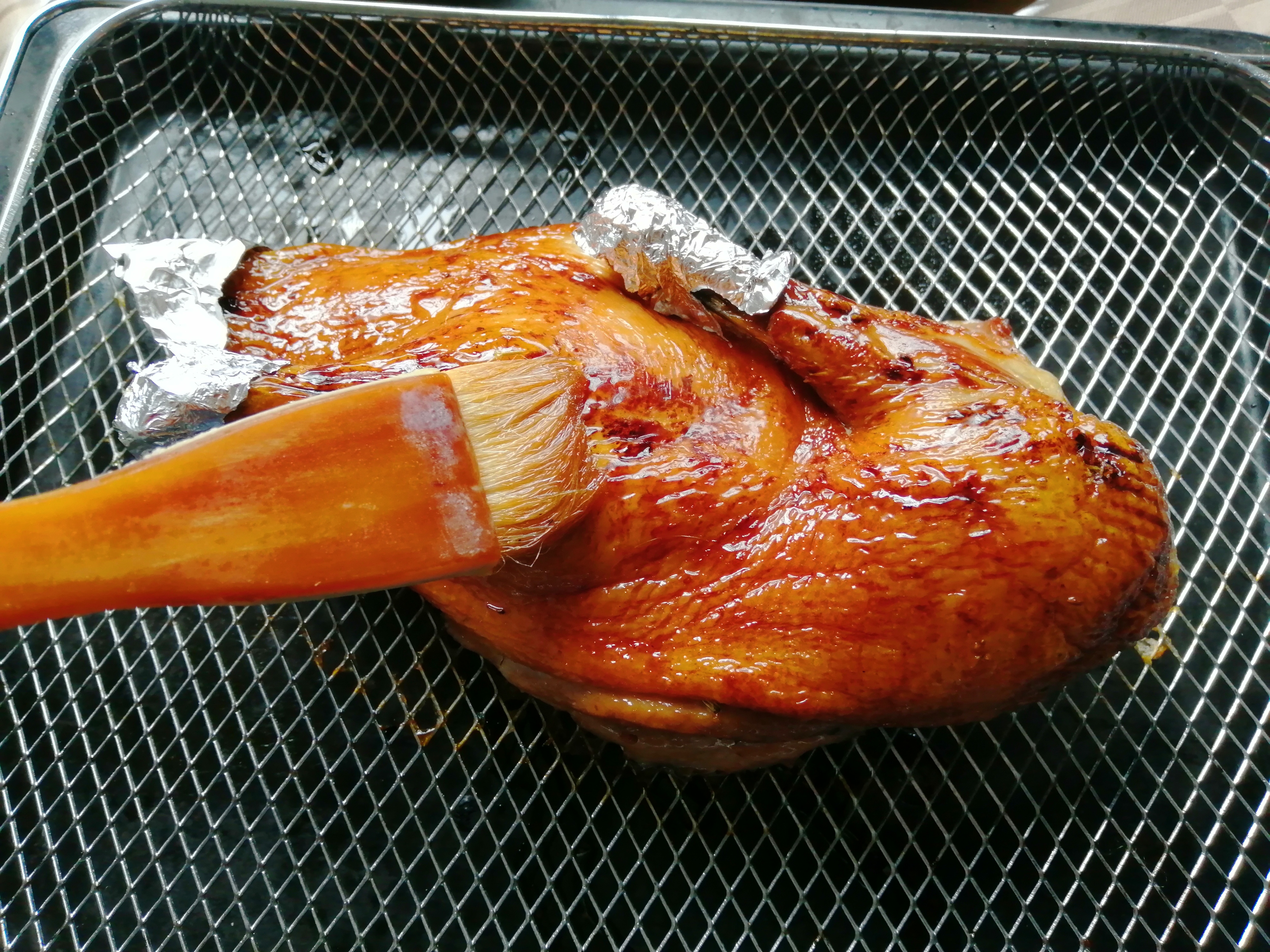 想吃脆皮烤鸭不用去饭店，这样做方法很简单，皮脆肉还嫩，真香