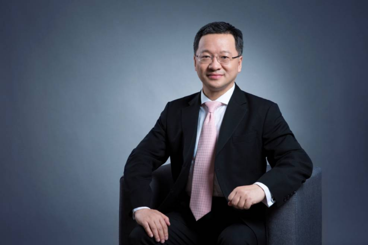 他曾是一名大学教师，