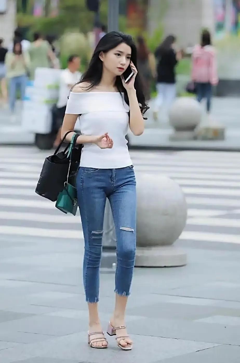 夏日街头 穿牛仔裤的美女更显好身材