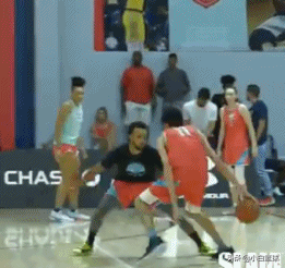 高中生篮球能暴扣么（2021届全美第六高中生火了！背后运球戏耍库里，大步流星完成暴扣）