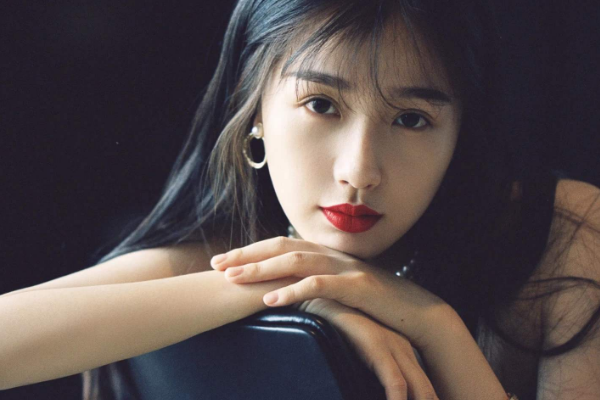 虞书欣新边城浪子图片(虞书欣晒全新写真照,穿黑皮衣上演机甲风,腿型