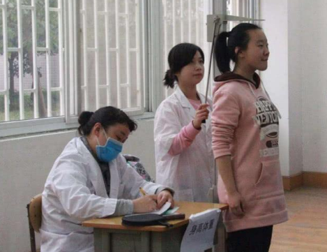 学校组织高考体检，学生不愿检查的4个项目，真想找个地缝