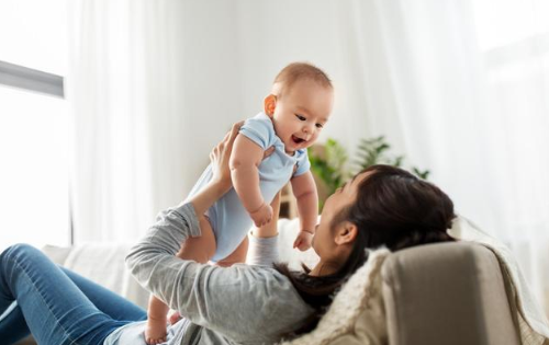 孩子这个月龄最好不要坐婴儿车，脊椎可能易受损伤，早知早受益