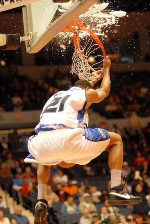 为什么nba扣篮后不可以拉篮（为啥扣篮不能挂篮筐？奥尼尔扣坏六个篮板，逼得NBA紧急修改规则）