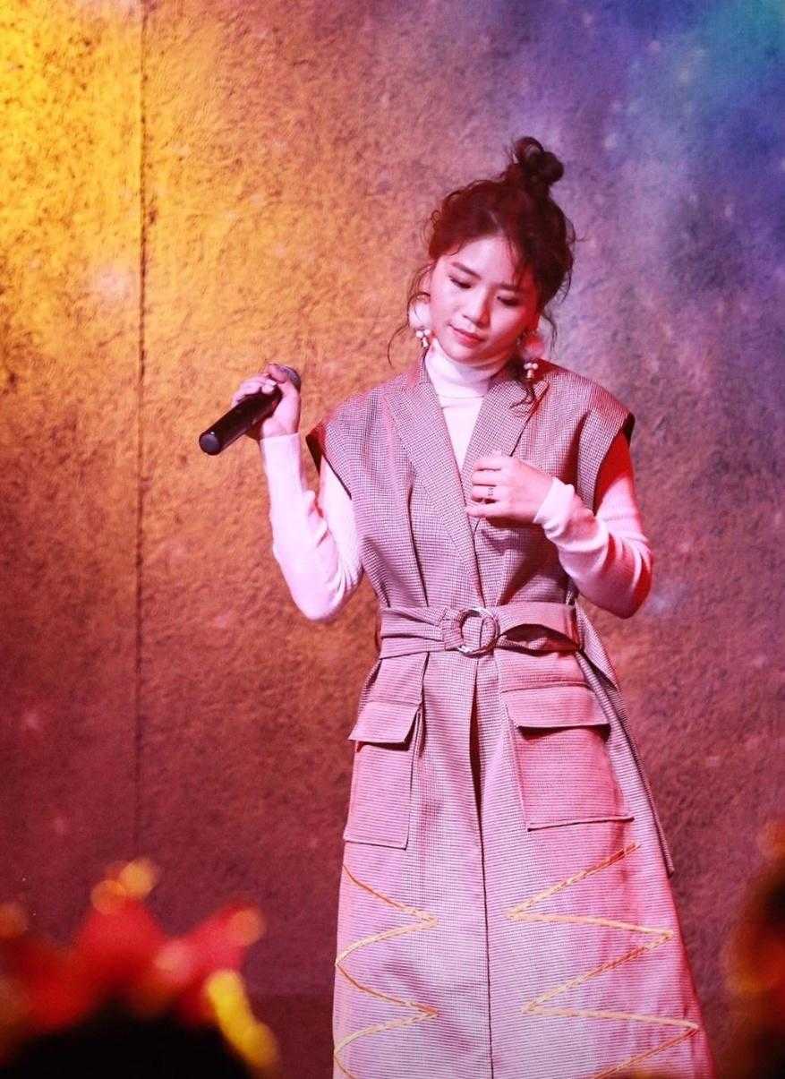 黄英真实身高(黄英终于惊艳一回,穿白衬衫半露香肩好时髦,碎钻长靴太