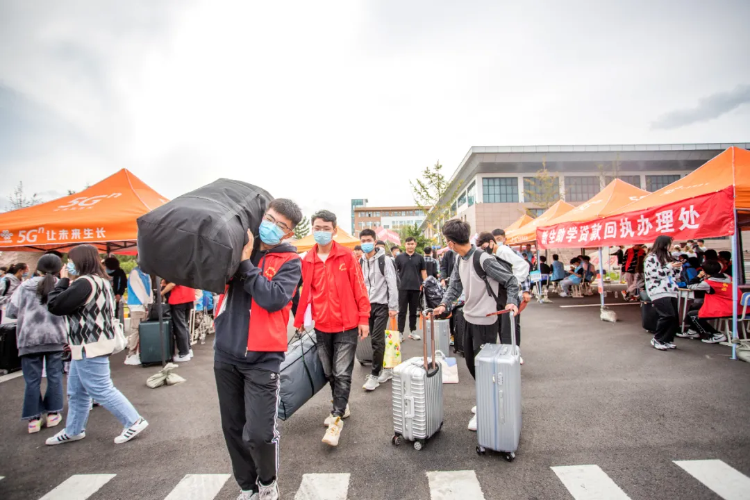 来荣成读大学：在蓝天碧海间绽放最美青春