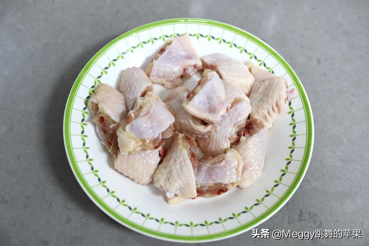 突破传统的鸡翅做法，爆炒出锅滑又嫩，去腥不用酒，只用这一味料