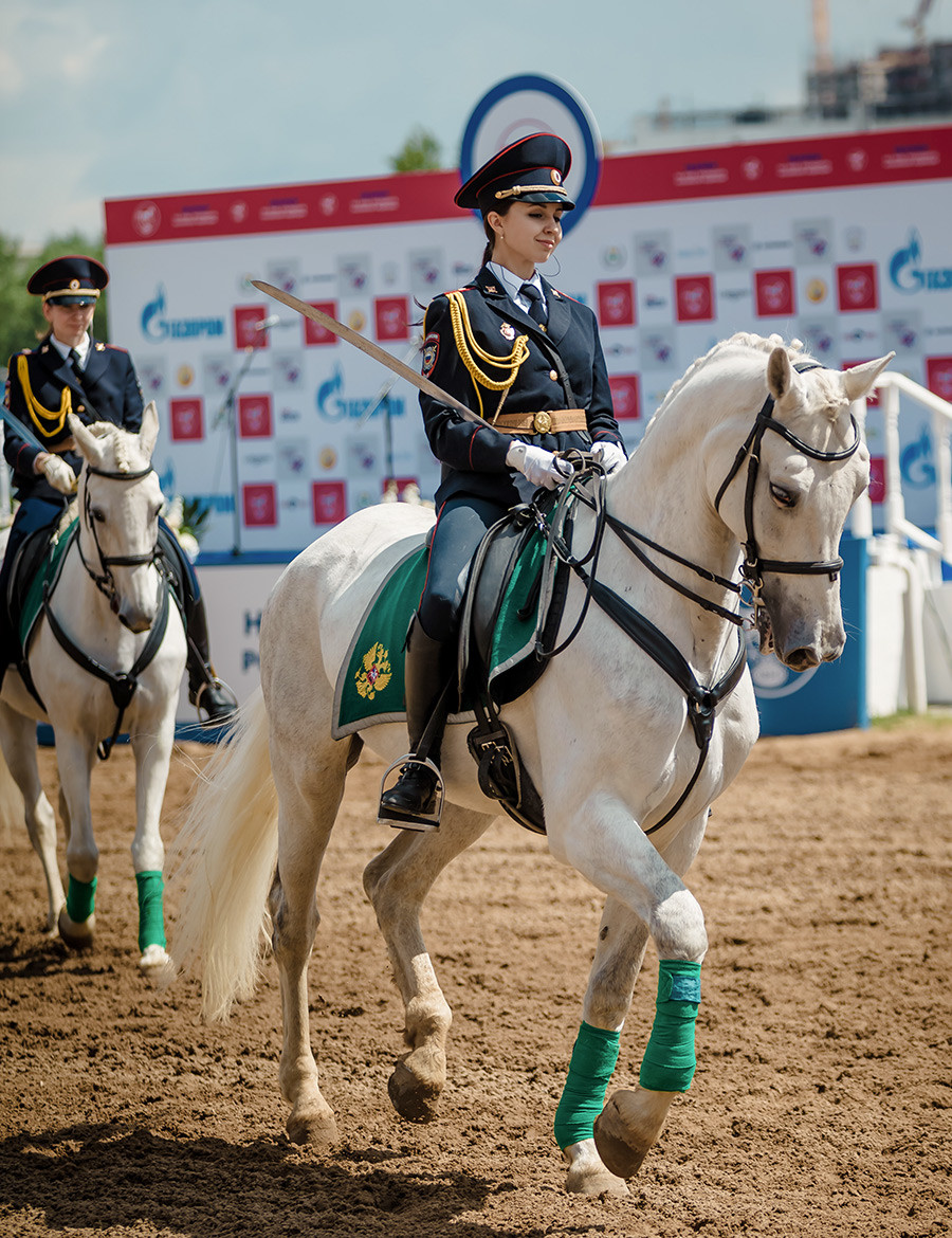 俄罗斯世界杯女骑警(莫斯科最美女骑警,颜值一路开挂,执勤参加真人秀