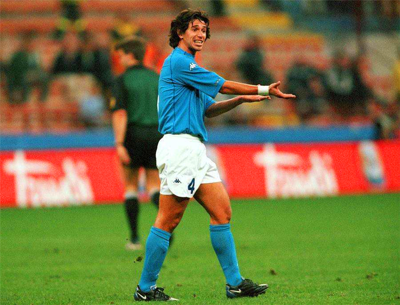 1998年世界杯意大利主教练(98世界杯的意大利9号后腰，接班安胖恩怨难明，深爱米兰被迫离队)