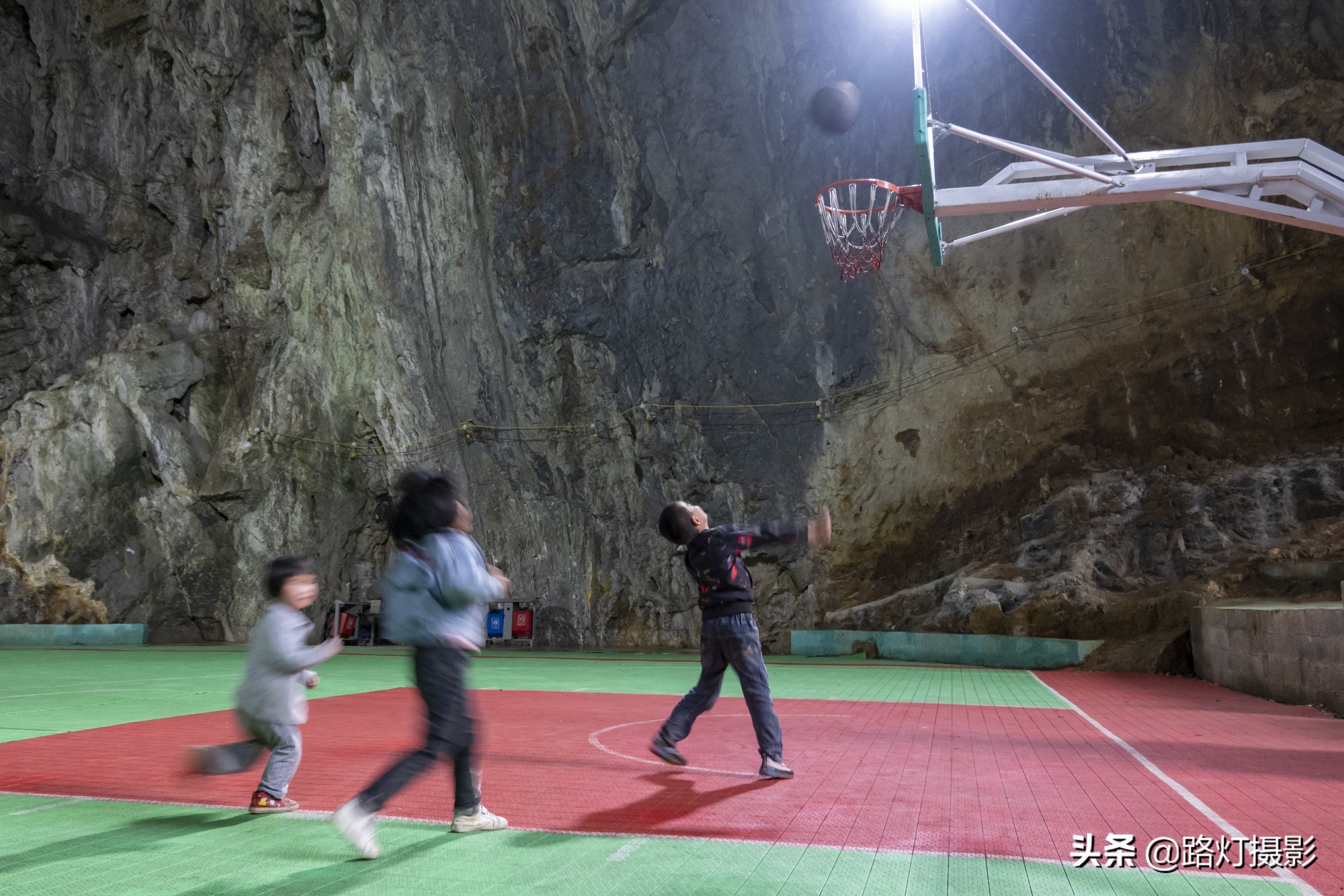 下水径篮球场(贵州村民自筹24万元，在巨型溶洞内建了篮球场，世界上绝无仅有)