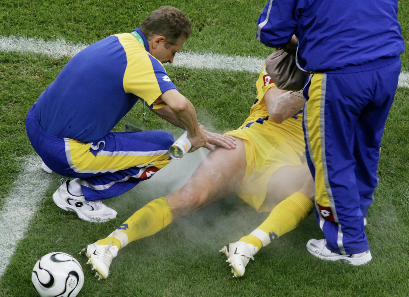 足球场上受伤喷的是什么(踢球受伤后，你还在抹油吗？请冷静一下)