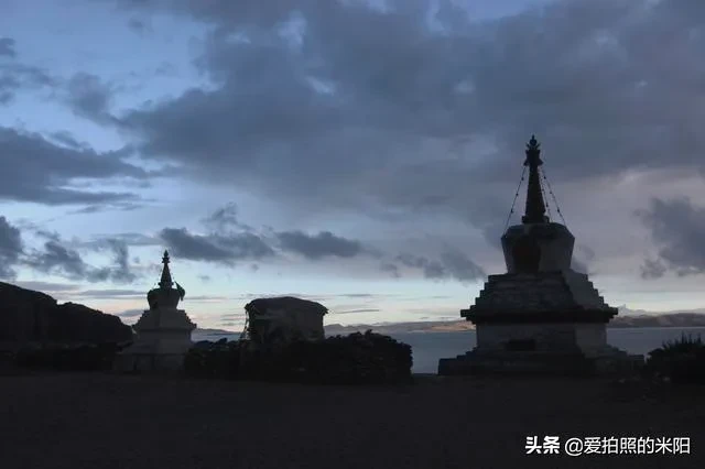 清晨纳木措，雨滴敲打着屋顶