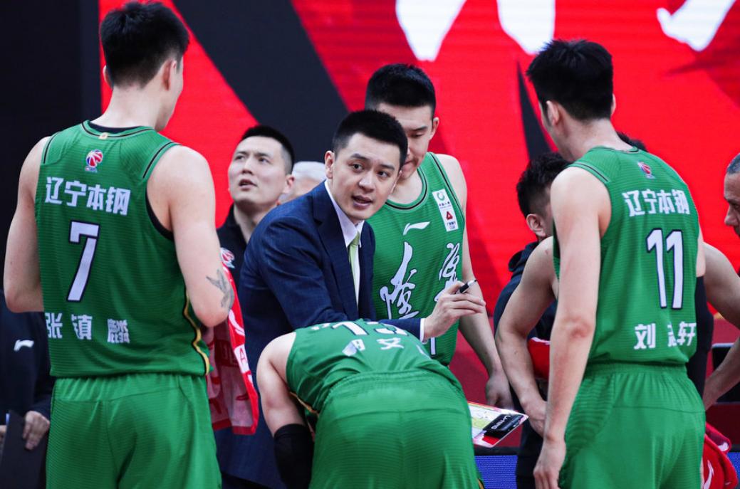 无缘夺冠后，杨鸣深夜辞职未得到批准，他将继续担任辽篮主教练