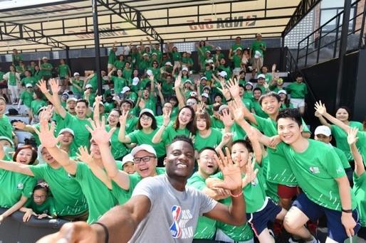 有哪些nba球员来中国打篮球(NBA八大球星来中国玩自拍：看谁才是人气王，第一位实至名归)