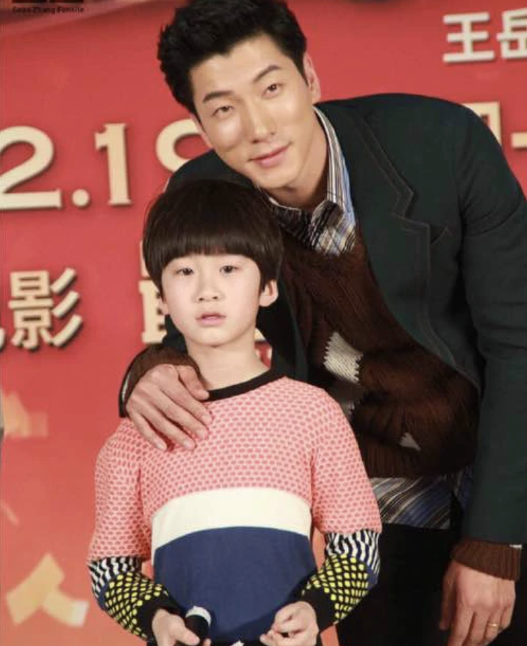 张亮晒照为儿子庆生，14岁天天清新帅气变型男，越来越像爸爸
