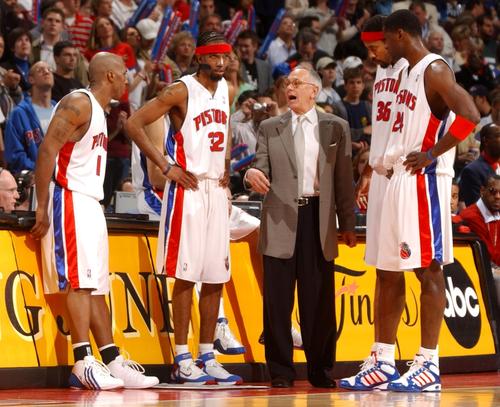 nba2004年總決賽陣容（04年總決賽到底發生了什么？馬龍場均才5分，那科比和奧尼爾呢？）