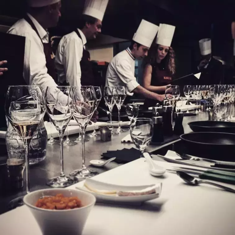 揭秘全世界最贵学校：400万一年、直通哈佛耶鲁、私人飞机上学……