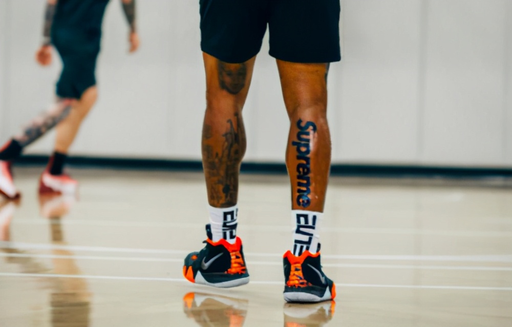 nba球衣為什么禁穿（NBA被禁止穿戴的裝備：韋德牌創可貼被禁，詹姆斯被針對兩次）