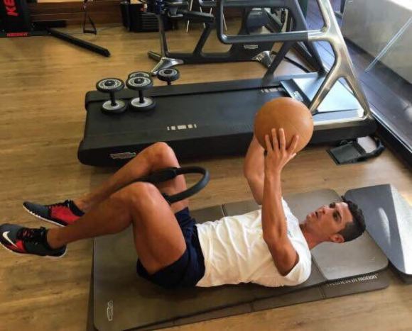 罗纳尔多身高是多少(36岁的c罗晒健身照,8块腹肌吸睛,自律成就人生