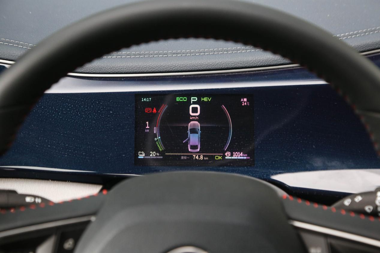 比亚迪秦plus dm-i的仪表盘整体的屏幕尺寸并不大,但是显示的内容还是