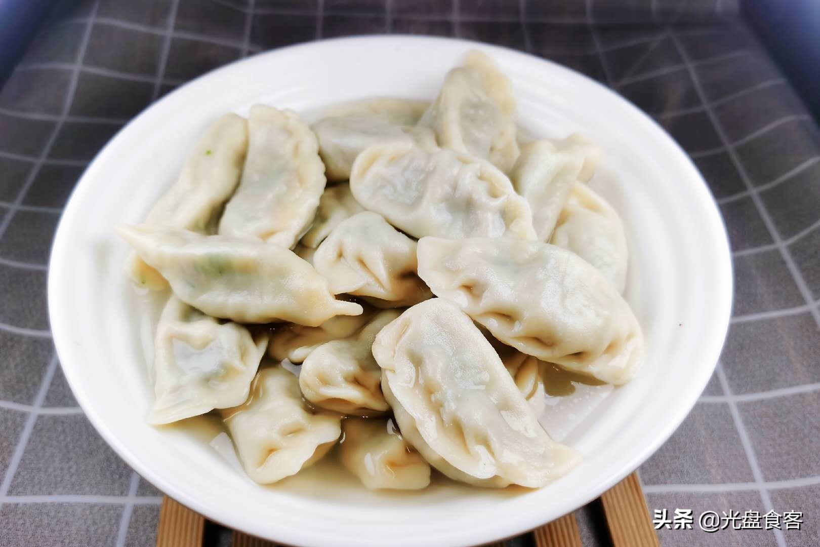 明日立冬，香菜馅饺子，馅香味美，多给家人吃，过冬身体棒