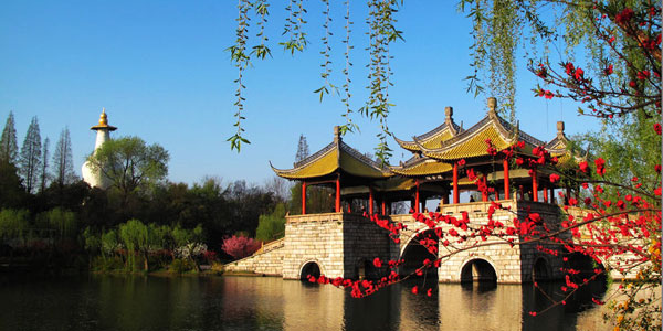 扬州,是中国九州之一,扬州范围相当于淮河以南,长江流域及岭南地区.