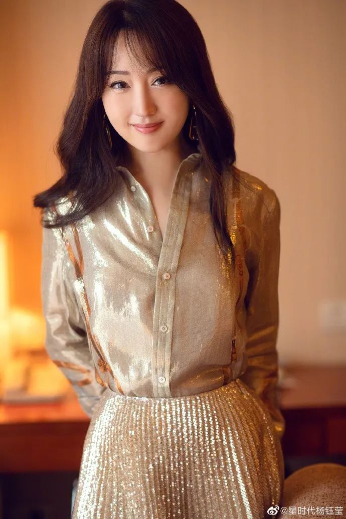 杨钰莹玉女形象幻灭！脸僵身材发福快撑爆西装，48岁仍憧憬爱情