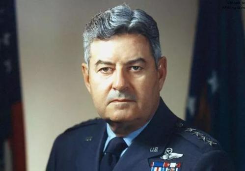 战后却获颁日本勋章(此人指挥大军烧死至少50万日本