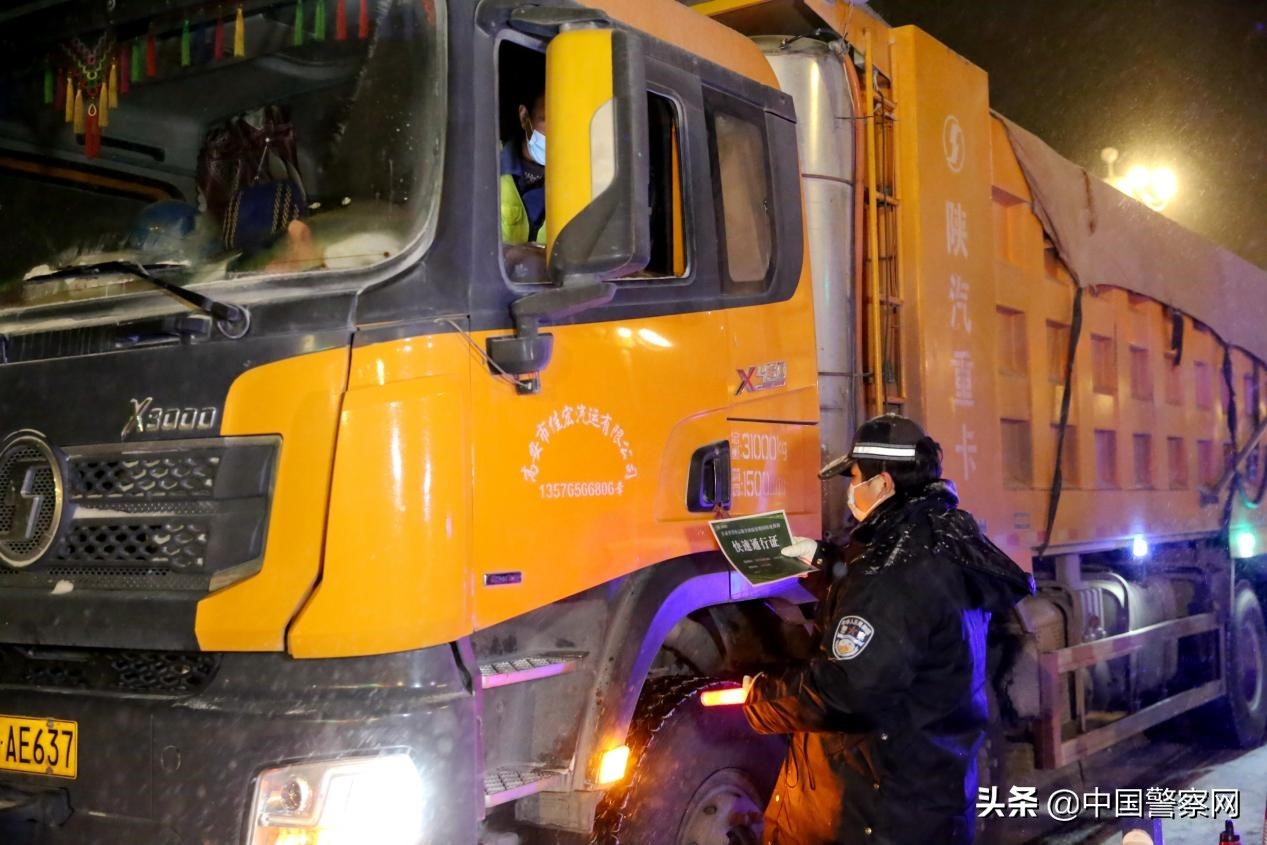 雪落无声 心中有责——致敬民警风雪中的坚守