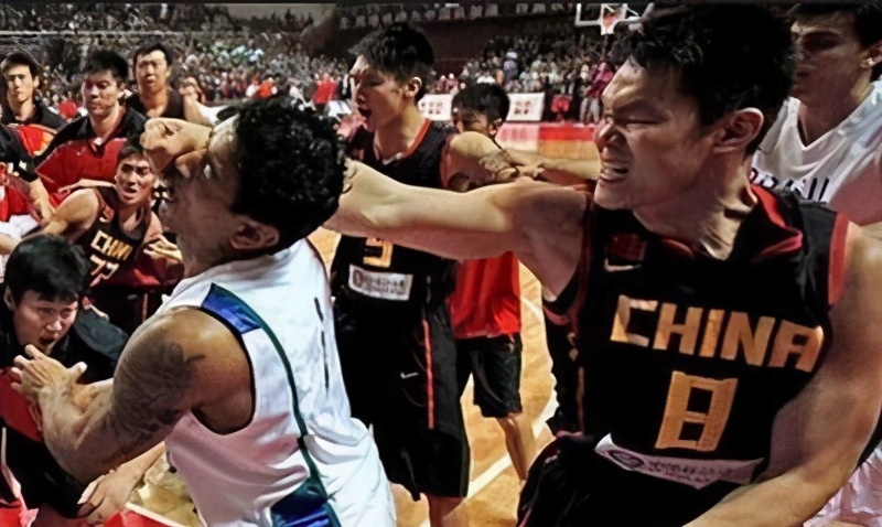 中巴男篮比赛打架(2010年热身赛，中国男篮与巴西男篮打架斗殴，导火索是什么？)