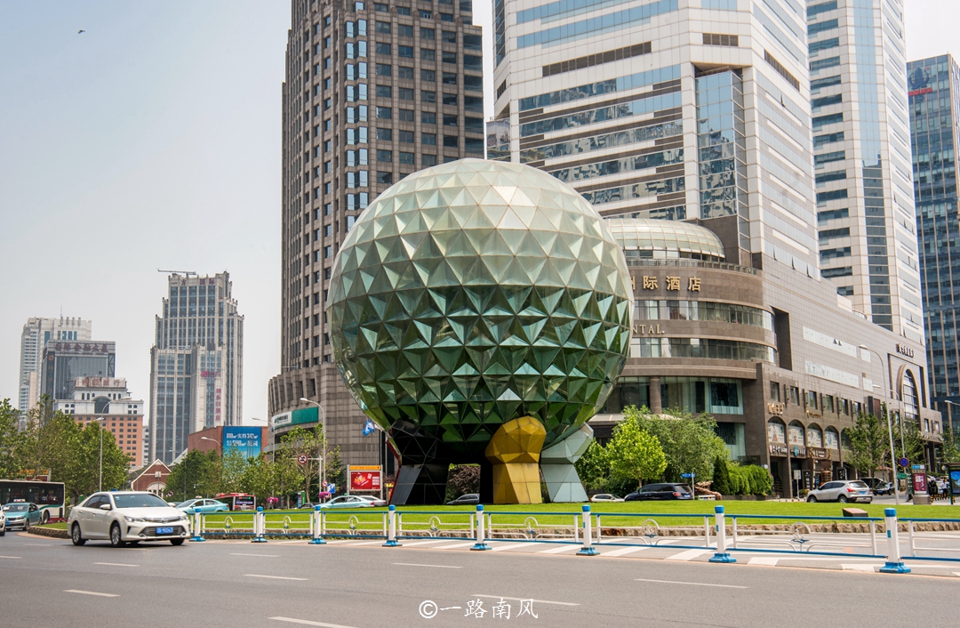 大连友好广场水晶球(大连最迷你广场,游客不看导航很容易错过,主角是