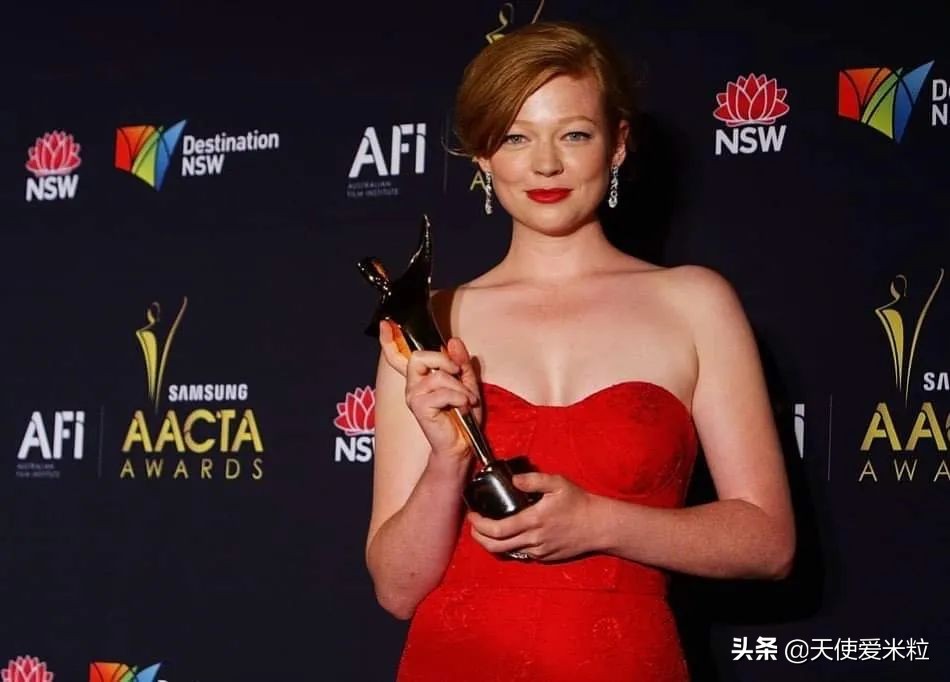 《继承之战》第三季终于来了！长女在戏外悄悄结婚，装饰了《Vogue》的封面。